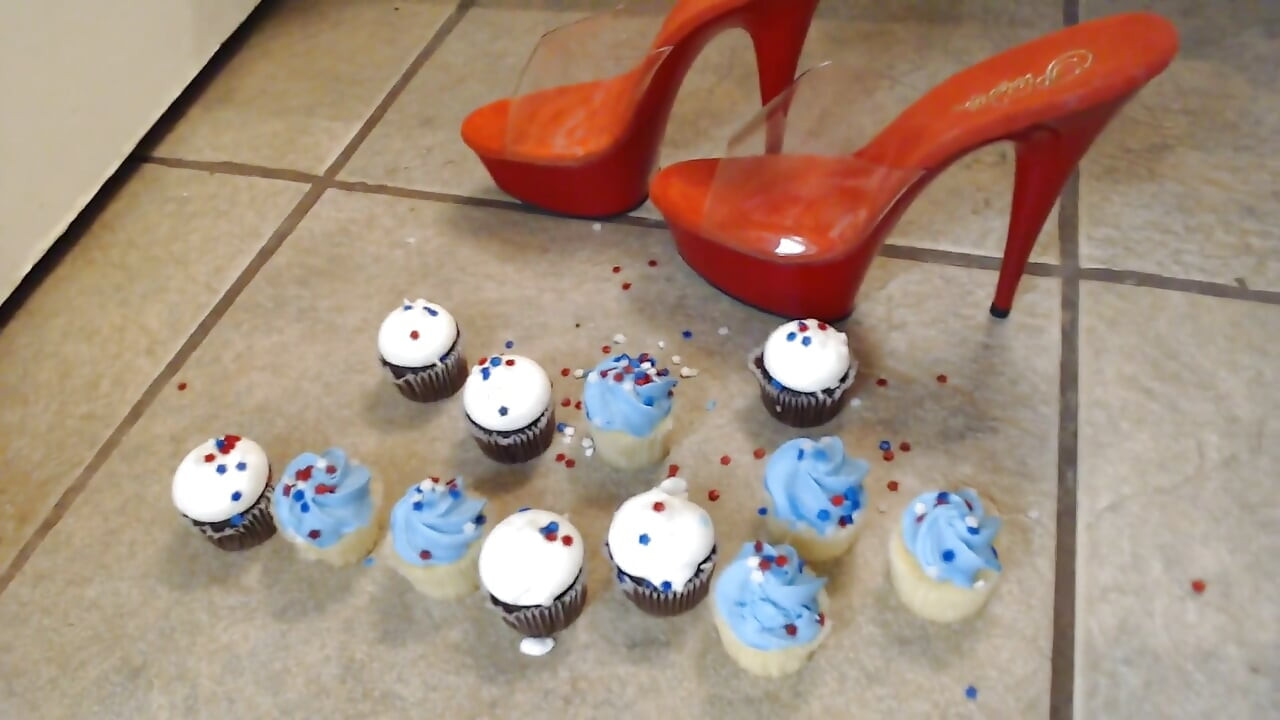 Mini cupcakes stilettos sıkıştırıyor