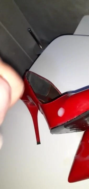 COLLEAGUE'S RED POINTY PUMPS GET THE LOAD
