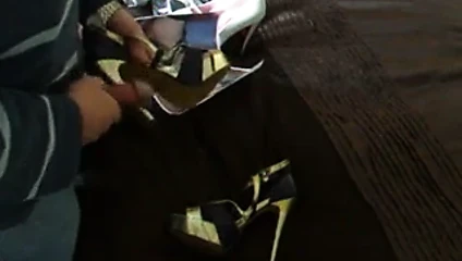 topuklarının üzerinde masturbasyon yapmak
