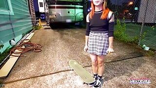 ホットスケーターの女の子キートンキームはコックで彼女の穴を埋める!