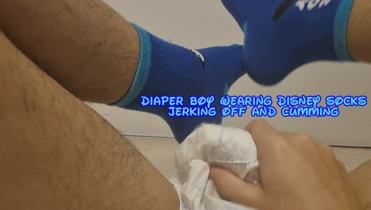 Chico que usa pañales con calcetines de Disney masturbándose y corriéndose
