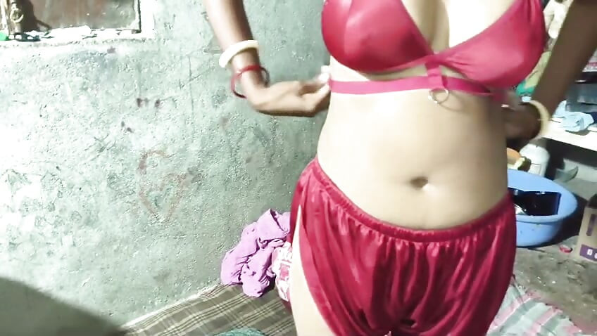 Desi girl bhabhi ji apna chadi khol ke chut ka paani nikal ne lagti hai bhot tite hai