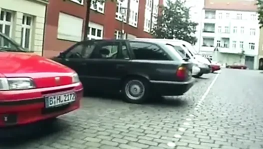 Брюнетка трахает пальцами ее мокрую киску крупным планом