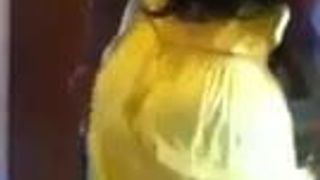 Grande culo milf in abito giallo che balla