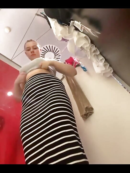 Дръвка в пробната. Смяна на дрехи и показване на циците