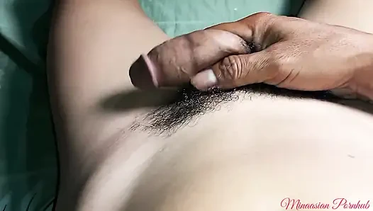 Nachdem sie gefunden hatte, dass sperma auf ihrer kleidung war, spielte sie sofort mit meinem penis