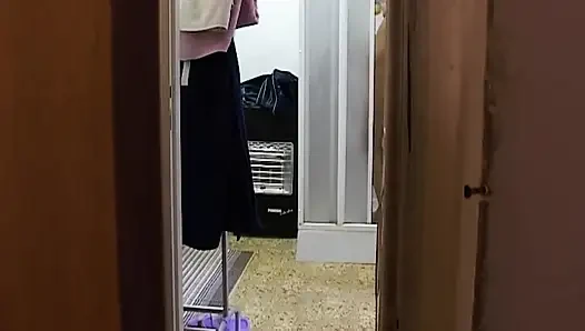 Schätzchen zieht sich aus und bückt sich in der tür