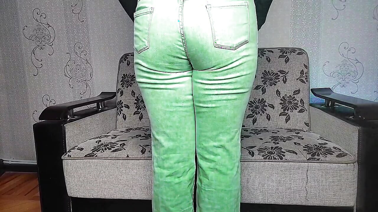 Efeminat sexy cu coapse groase face dans senzual
