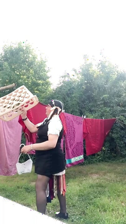 U odjeći s novom haljinom u stilu školarke za večer.