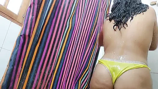 Ibu mertua Meksikoku yang gemuk ngebiarkan aku merekamnya saat dia lagi mandi