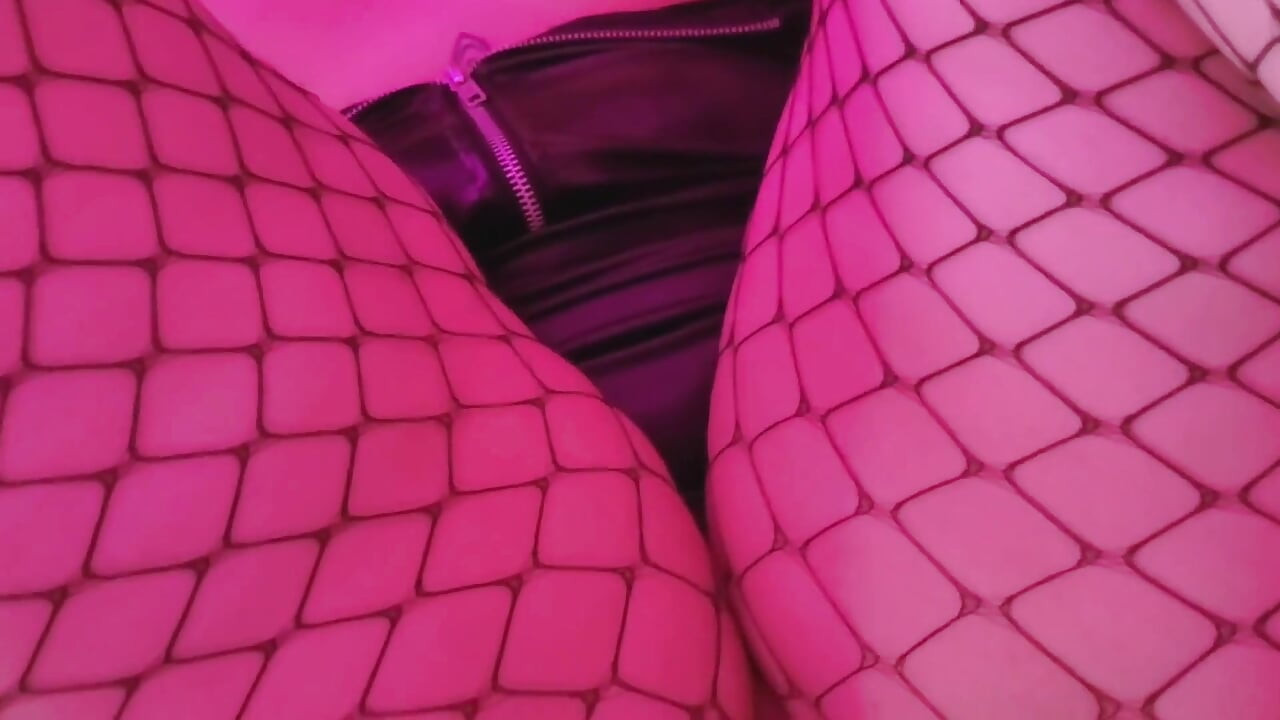 Vidéo de sexe à l’hôtel 2 - x13 en latex avec une nattasha pulpeuse