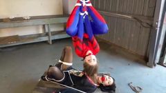 Spidergirl fångad och maskerad