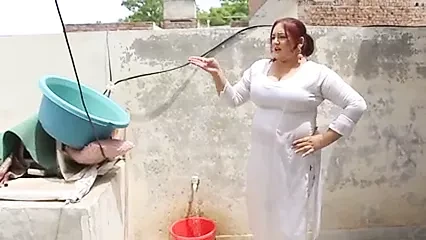 Hot Indian aunty shows her boobs