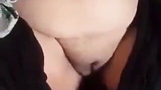 पाकिस्तानी खूबसूरत विशालकाय महिला चाची दिखा रहा है बड़े स्तन और चूत