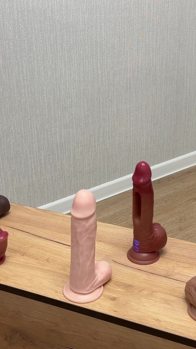 Momen menawan dari "pelacur yang tak pernah puas menyaring beberapa dildo sekaligus"