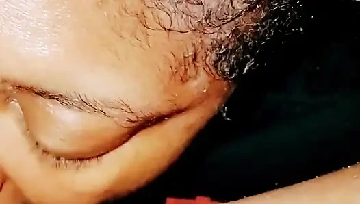 Cewek sange ini lagi asik jilat beceknya!!