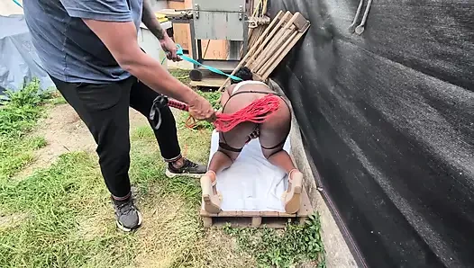 Spanking Und Dominanz Für Eine Unterwürfige Schwarzhaarige