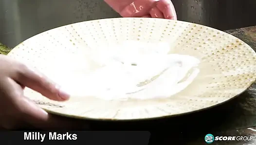 Üppige Milly marks würde lieber ficken, als hausarbeit zu machen