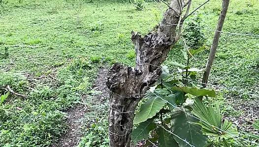 Meine Nachbarin vom Bauern möchte frische Milch und ich biete ihr meine an.