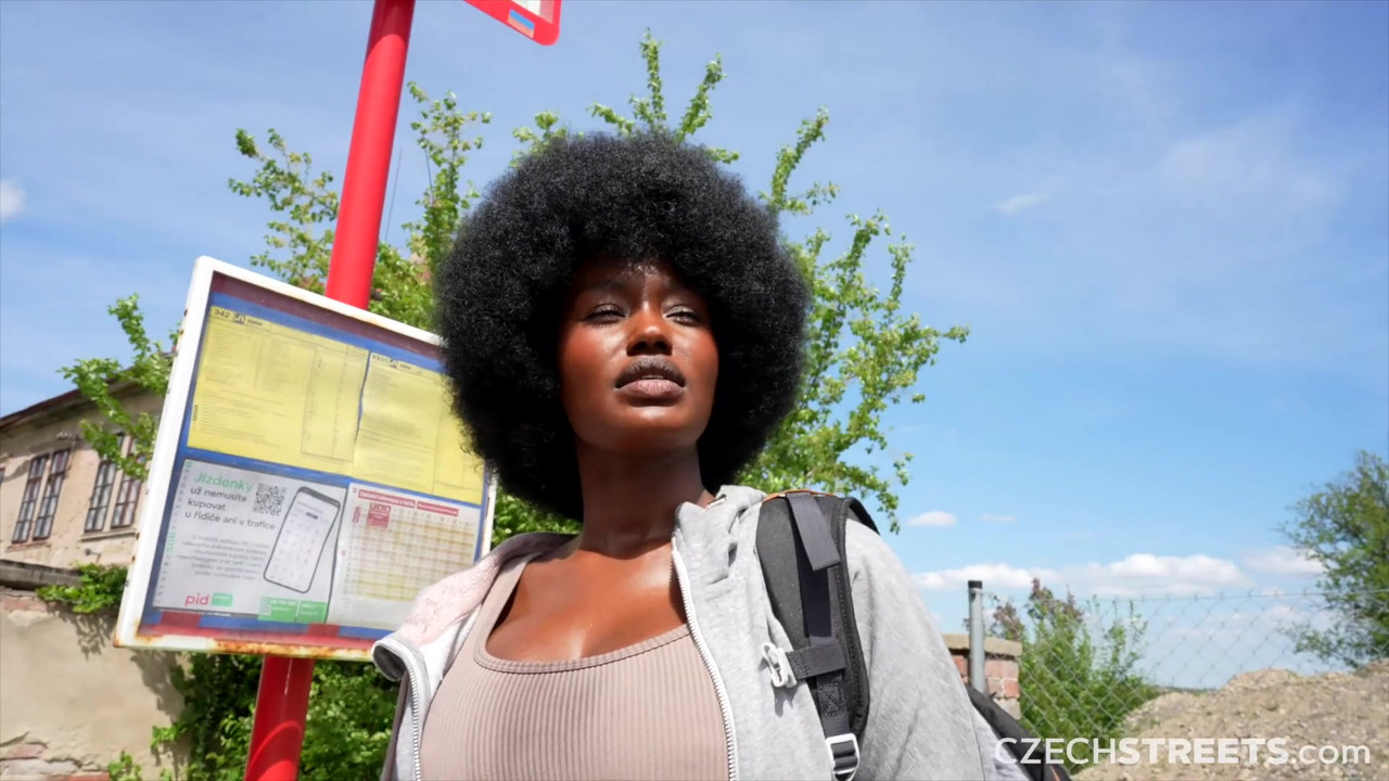 捷克街头 152：快速与可爱的丰满黑人女孩