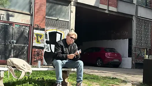 Stiefmutter erwischt stiefsohn beim rauchen - blowjob & gesichtsbesamung!