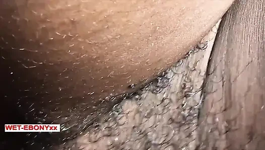 İlk başta utangaçtı, şimdi daha fazla sikimi istiyor ve dokunuyor