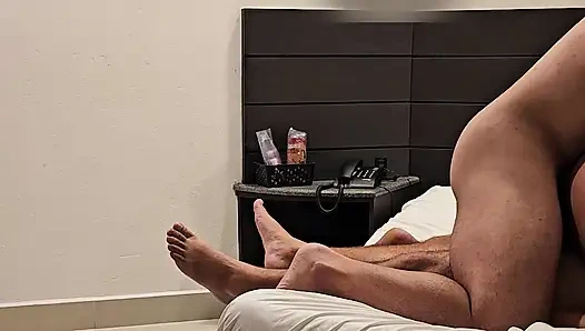 Ik ben een hete vrouw en ik deelde de pik van de man met mijn man die als een flikker