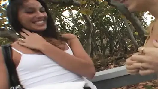 Seks threesome bareng tante seksi rambut cokelat yang lagi asik jilat dan fingering memeknya sampai muncrat