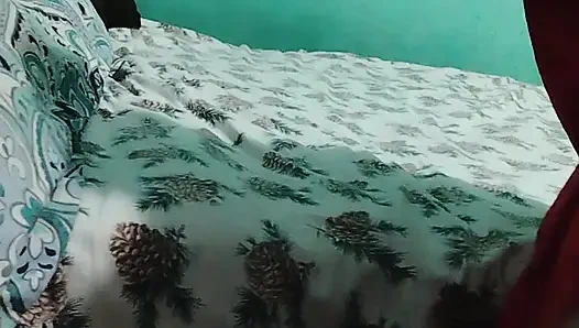 Горячая мама сосет член в нижнем белье