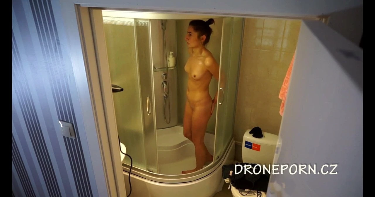 Tätowiertes Mädchen unter der Dusche