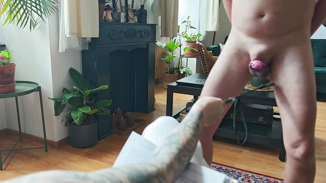 Niewolnica Seksualna W Klatce Penisa Zostaje Bita Na Jaja I Ssie Kutasa Swojego Mistrza.