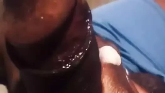 Özel büyük siyah yarak ağır çekimde büyük boşalmaya kadar mastürbasyon yapıyor