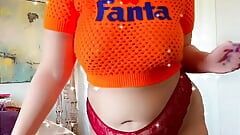 Großes tiddy orange fanta-mädchen aamira ardalan