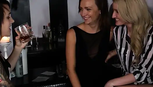 Молодые лесбиянки едят друг друга