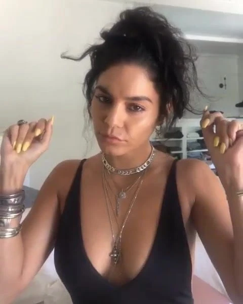 Vanessa Hudgens scollatura
