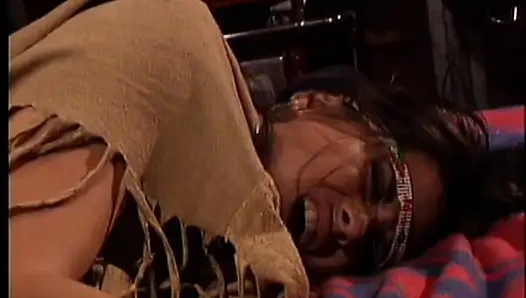 Возбужденный ковбой упаковывает арахисовое масло красивой индийской девушки и наполняет сливками ее рот