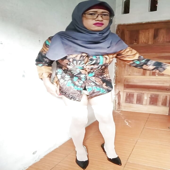 Quente asiática hijab transsexual cavalga um enorme consolo e se masturba
