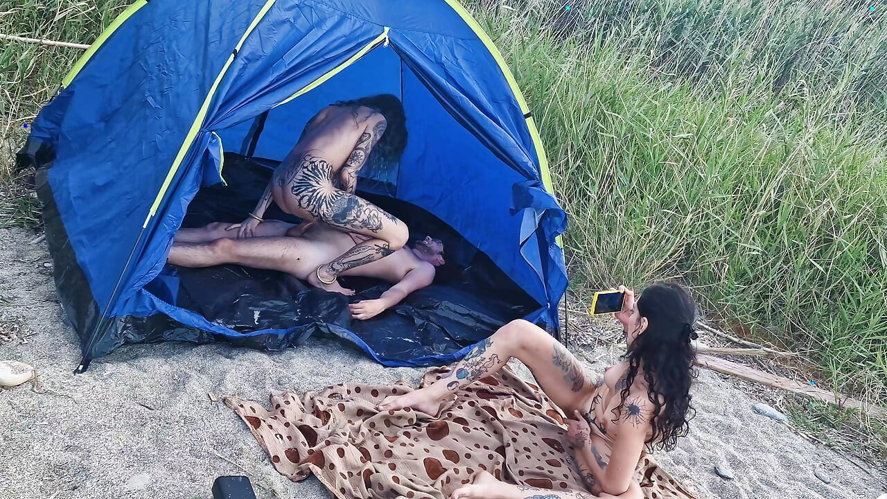 Sahilde şişe oyununu döndür - unutulmaz tatil seksi İki çarpıcı kız ingilizce altyazılı