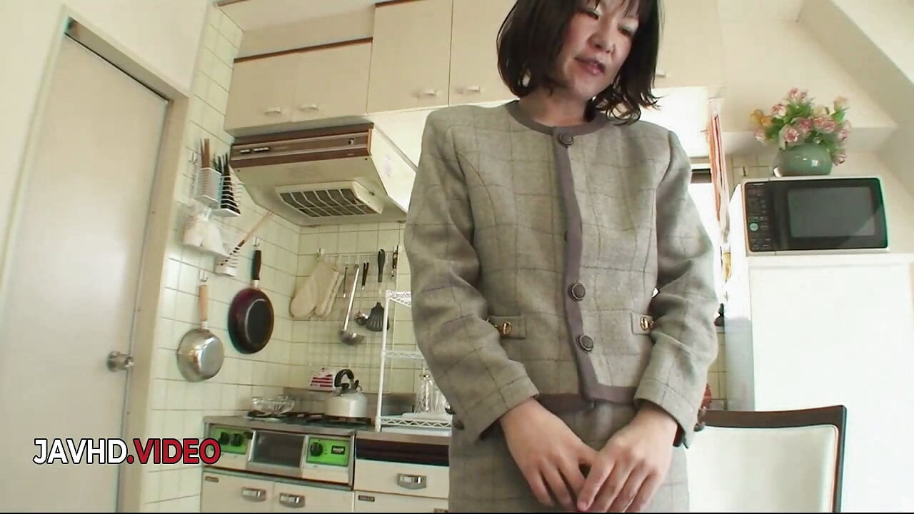Mature Kiyoe Majima Teases Her Hairy Pussy with a Vibrator