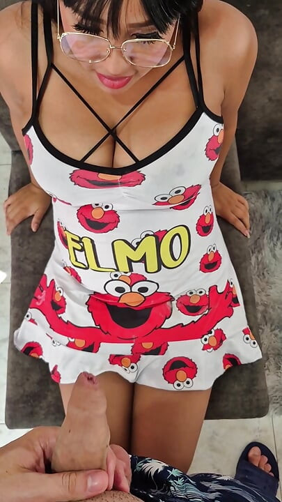 나는 그녀의 끈을 매달려 있던 이웃에게 "와서, 내가 너에게 뭔가를 보여줄거야... 내 자지를 얼마나 많이 주고 그녀가 말했지..."