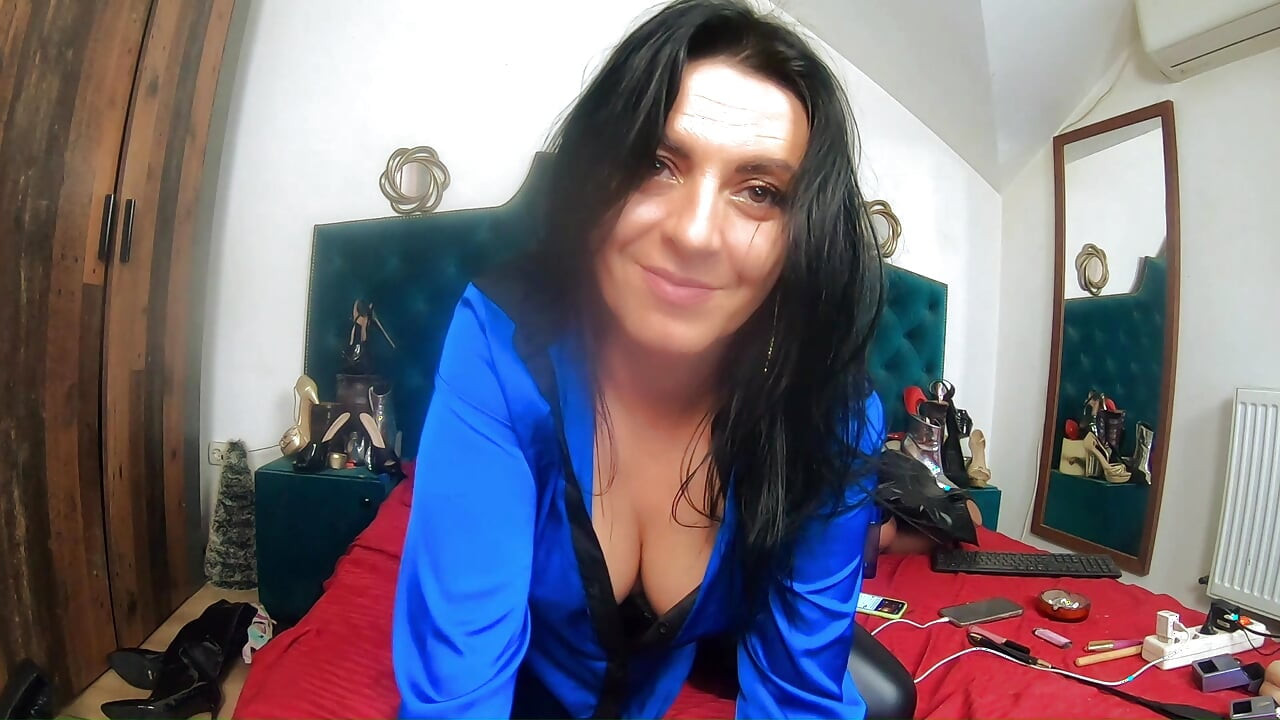 Pies grandes fetiche de pies en pantalones de cuero. Se burlan de suelas, dedos de los pies y sin bragas
