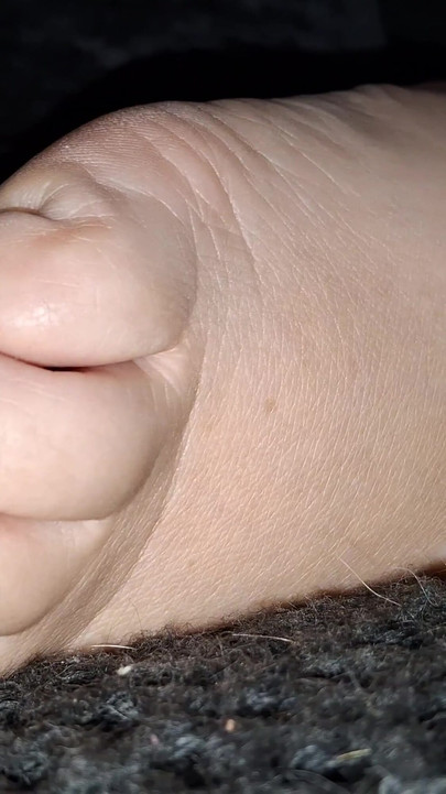 Je filme candidement ses jolis pieds de GILF pendant qu’elle les caresse sans répit | Clip 1