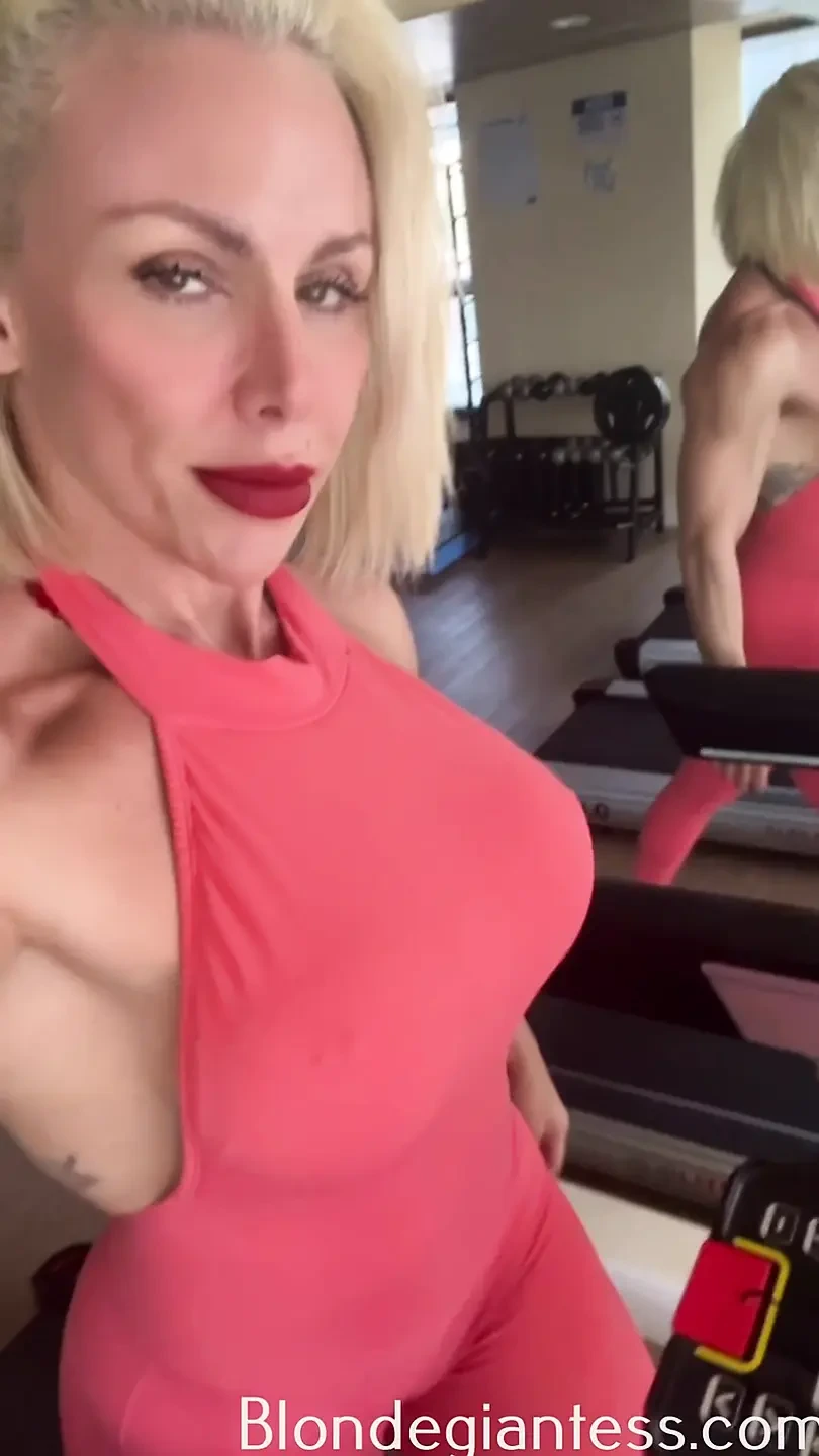 Blonde giantess delivers raw ass and pussy fusion