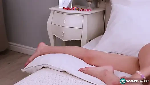 Freya mayer si cewek super semok lagi pamer toket dan memek mulusnya