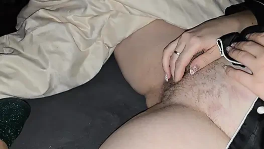 Die Gegenseitige Masturbation Des Geilen Paares Endet Mit Großem Sperma Am Körper Der Ehefrau