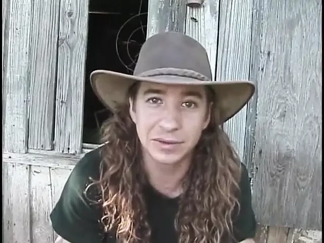 Az idősebb srác mélyen bedugja a farkát a szőke borotvált punciba