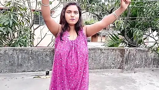 Rüyalarımda her zaman silüetini süsleyen yumuşak kumaşlarla süsleniyorsun, ne kadar sert koyacağımı söylemeni dinliyorum.