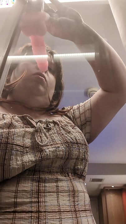 Kelli voltooid haar diep in keel training bij een open raam