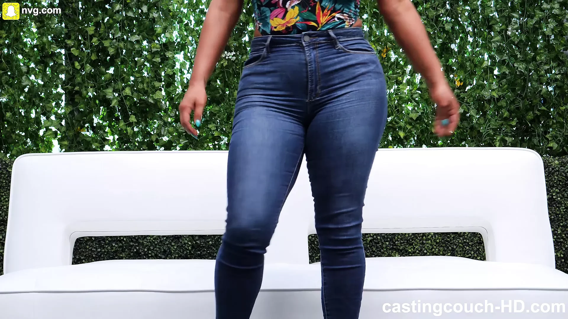 MILF putih dengan pantat besar dikongkek semasa uji bakat video rap
