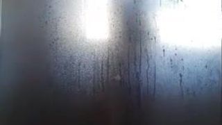 Taquinage sous la douche